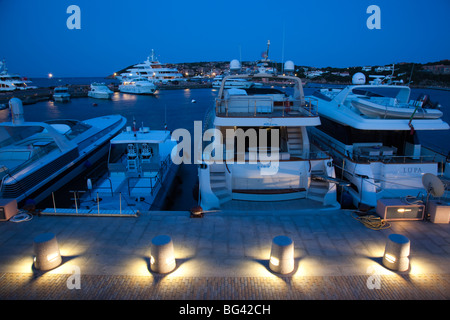 Italia Sardegna Costa Smeralda, Porto Cervo porto per yacht, sera Foto Stock