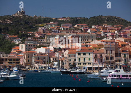 Italia Sardegna Nord Sardegna, isola Maddalena, La Maddalena, harbourside vista dal traghetto per le isole Foto Stock