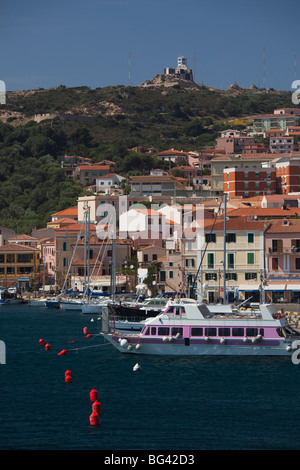 Italia Sardegna Nord Sardegna, isola Maddalena, La Maddalena, harbourside vista dal traghetto per le isole Foto Stock