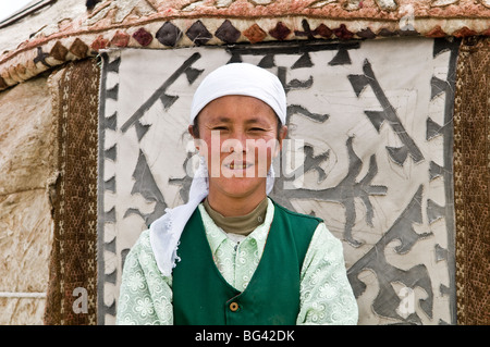 Ritratto di una donna Kirghiz preso di fronte la sua Yurt home. Foto Stock