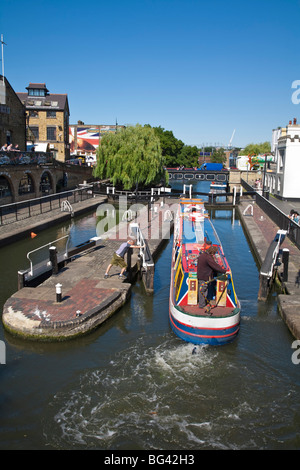 Inghilterra, Londra, Camden Lock, stretta barca andando però Hampstead Road bloccare Foto Stock