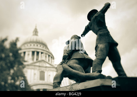 Vigili del Fuoco nazionale monumento, la Cattedrale di San Paolo a Londra, Inghilterra Foto Stock
