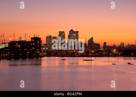 Inghilterra, Londra, Newham, Royal Victoria Docks, O2 Arena e Canary Wharf edifici Foto Stock
