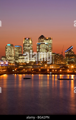 Inghilterra, Londra, Newham, Royal Victoria Docks, Canary Wharf edifici e dello skyline della città Foto Stock