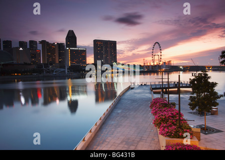 Marina Promenade di alba con Singapore Flyer, Singapore, Sud-est asiatico, in Asia Foto Stock