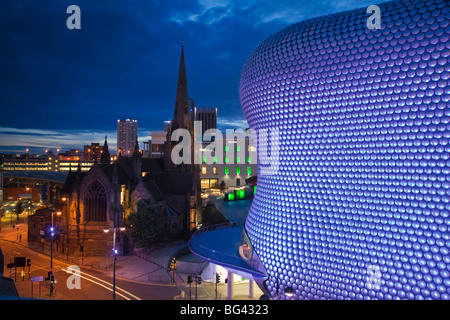 Inghilterra, West Midlands, Birmingham, Selfridges building e centro Shopping Bull Ring di notte Foto Stock