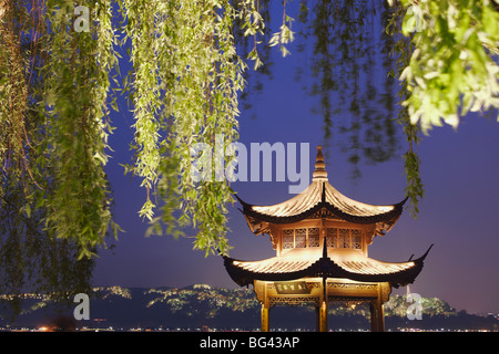 Padiglione sul Xi Hu (West Lake) al tramonto, Hangzhou, Zhejiang, Cina e Asia Foto Stock