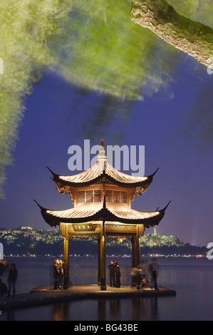 Padiglione sul Xi HU (West Lake) al tramonto, Hangzhou, Zhejiang, Cina e Asia Foto Stock