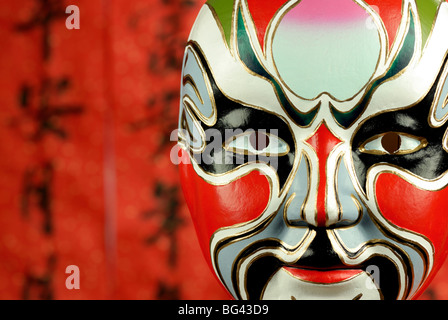 Opera di Pechino le maschere su un sfondo di festa. Foto Stock