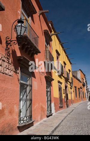 Tipica strada coloniale, San Miguel De Allende, Guanajuato, Messico, America del Nord Foto Stock