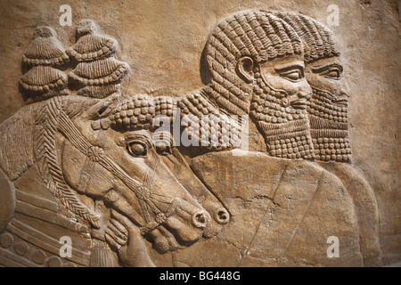 Inghilterra, Londra, British Museum, assiro sollievo da Nimrud raffigurante cavalli e cavalieri del Royal Chariot 725BC Foto Stock