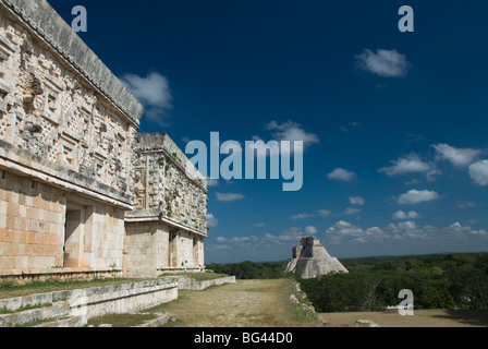 Palacio del Gobernador (Palazzo del Governatore) sulla sinistra e la Casa del Adivino (Mago's House) sfondo, Uxmal, Yucatan, Messico Foto Stock