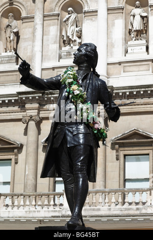 Inghilterra, Londra, Piccadilly, Burlington House, Statua di Sir Joshua Reynolds davanti al Royal Acadamy delle Arti Foto Stock