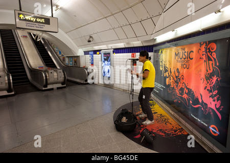 Inghilterra, Londra, la stazione della metropolitana, Busker Foto Stock