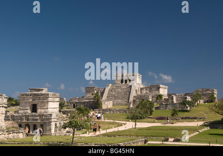 Il Templo de las Pinturas (Tempio di foto) a sinistra, El Castillo (Castello) diritto, le rovine Maya di Tulum, Quintana Roo, Messico Foto Stock