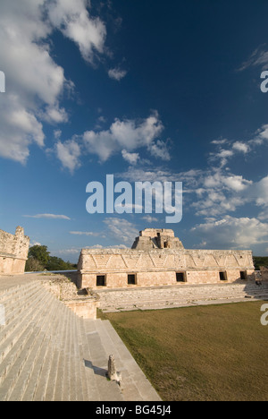 Cuadrangulo de las Monjas (delle Monache del quadrangolo) edificio nord sul lato sinistro e sul lato est della costruzione dietro, Uxmal, Yucatan, Messico Foto Stock