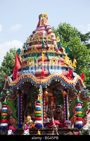 Inghilterra, Londra, Ealing, Shri Kanaga Thurkkai Amman Tempio, carro i partecipanti al Festival Foto Stock