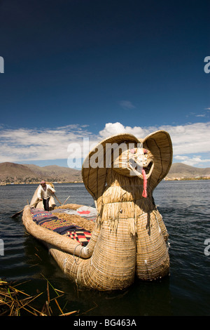 Barca a lamelle con fiocco decorativo, in mezzo alle isole galleggianti di Uros persone, il lago Titicaca, Perù, Sud America Foto Stock