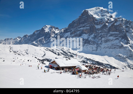 Rilassante al di fuori di un ristorante di montagna, Grindelwald, regione di Jungfrau, Oberland bernese, alpi svizzere, Svizzera Foto Stock