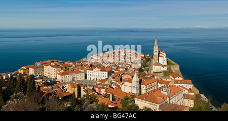 Vista da una collina che si affaccia sulla città vecchia di Pirano e Chiesa di San Giorgio, pirano, Slovenvia, Europa Foto Stock