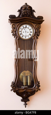 Orologio antico appeso a una parete Foto Stock