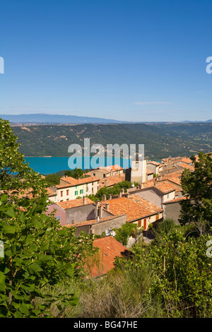 Clock Tower e Lac de Ste-Croix, Aiguines, Gorges du Verdon, Provence-Alpes-Côte d'Azur, in Francia Foto Stock