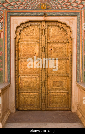 Close up ornano la porta a peacock gate nel palazzo di città, Jaipur, Rajasthan, India, Asia Foto Stock