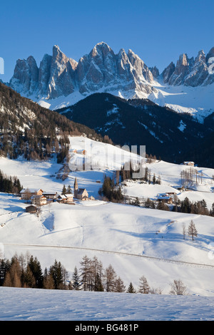 Maddalena village, Geisler Spitzen (3060m), in Val di Funes, Dolomiti, Trentino-Alto Adige, Italia Foto Stock