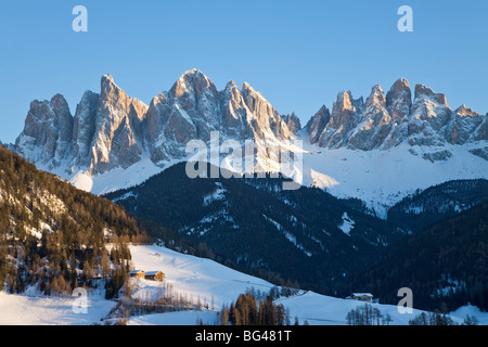 Maddalena village, Geisler Spitzen (3060m), in Val di Funes, Dolomiti, Trentino-Alto Adige, Italia Foto Stock