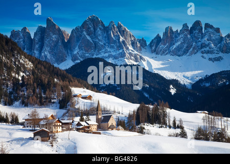 Maddalena village, Geisler Spitzen (3060m), in Val di Funes, Dolomiti, Trentino-Alto Adige, Italia Foto Stock