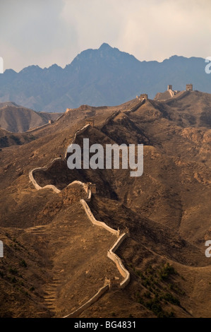 Vista di una sezione della Grande Muraglia, Sito Patrimonio Mondiale dell'UNESCO, tra Jinshanling e Simatai vicino a Pechino, Cina, Asia Foto Stock