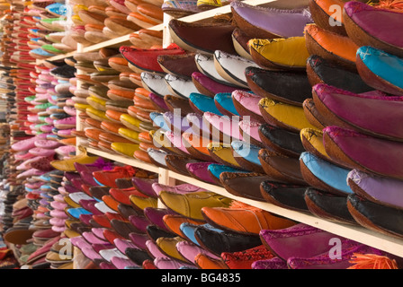 Tradizionali scarpe di cuoio in vendita in un negozio accanto alla conceria, Fez, in Marocco, Africa Settentrionale, Africa Foto Stock