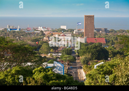 Nicaragua, Managua, vista sulla città e il Lago di Managua dal Parco Nazionale historico Lomoa de Tiscapa, National Historic Park Foto Stock