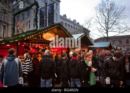 Regno Unito, Inghilterra, Manchester, St Annes Piazza Mercato di Natale Foto Stock