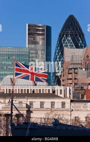 Union Jack Flag, cetriolino edificio, City of London, Londra, Inghilterra, Regno Unito Foto Stock