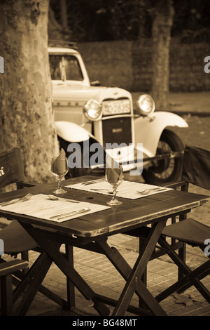 Uruguay, Colonia del Sacramento, cafe tavolo e vecchia auto Foto Stock