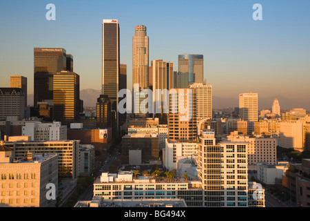 Stati Uniti, California, Los Angeles, vista aerea del centro cittadino da West 11th Street, tramonto Foto Stock
