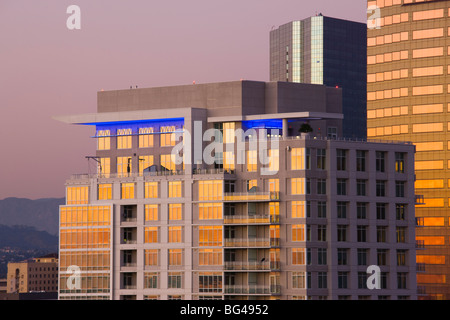 Stati Uniti, California, Los Angeles, Downtown-Fashion District, la luce del tramonto sul nuovo edificio residenziale Foto Stock