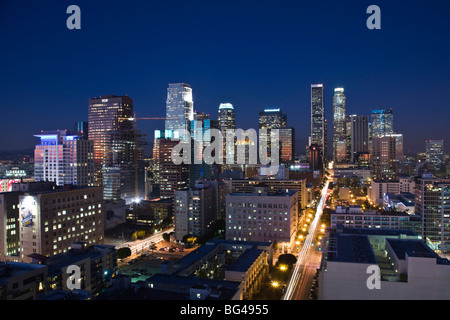 Stati Uniti, California, Los Angeles, vista aerea del centro cittadino da West 11th Street, crepuscolo Foto Stock