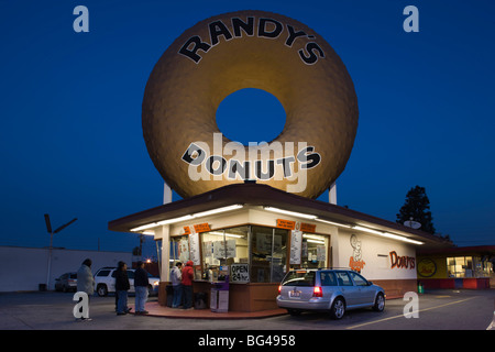 Stati Uniti, California, Los Angeles, Inglewood, Randy, ciambelle, donut shop, alba Foto Stock