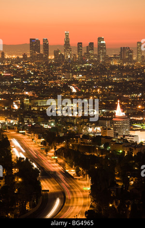 Stati Uniti, California, Los Angeles, Downtown e Hollywood Freeway 101 da Hollywood Bowl si affacciano, alba Foto Stock