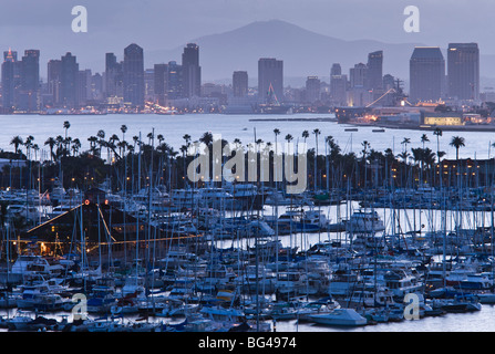 Stati Uniti, California, San Diego, città e Shelter Island Bacino di yacht da Point Loma, alba Foto Stock