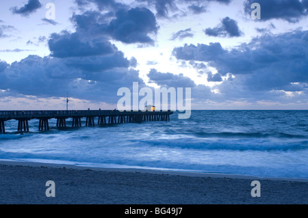 Stati Uniti d'America, Florida, Pompano Beach, la pesca del molo, Oceano Atlantico Foto Stock