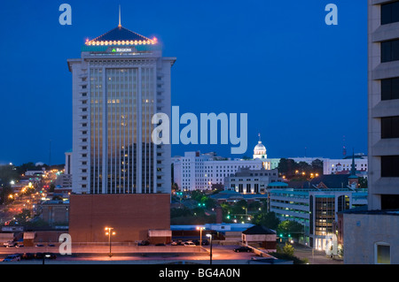 Stati Uniti d'America, Alabama, Montgomery, crepuscolo, lo State Capitol Building, Downtown edifici per uffici Foto Stock