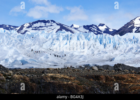 I turisti a piedi sul ghiacciaio Perito Moreno, parco nazionale Los Glaciares, Patagonia, Argentina, Sud America. Foto Stock