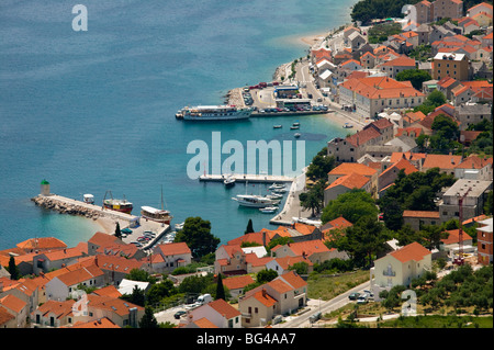 Croazia, Dalmazia centrale, isola di Brac, Bol, città vista dalla strada di montagna Foto Stock
