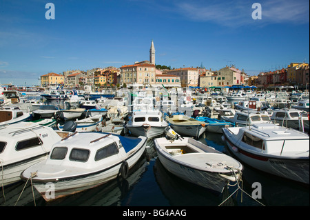 Croazia, Istria Rovigno Rovinj la vista del porto con la cattedrale di Sant'Eufemia Foto Stock