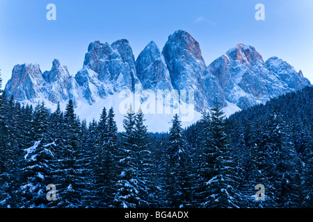 Le Odle Gruppo, Geisler Spitzen (3060m), in Val di Funes, Dolomiti italiane montagne, Trentino-Alto Adige, Italia Foto Stock