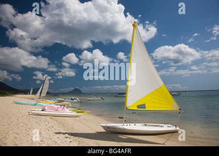 Maurizio, Western Mauritius Flic en Flac, spiaggia barche Foto Stock