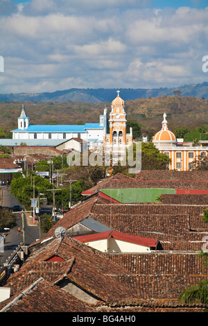 Nicaragua, Granada, Iglesia de la Merced, vista sopra i tetti verso la Iglesia de Xalteva Foto Stock